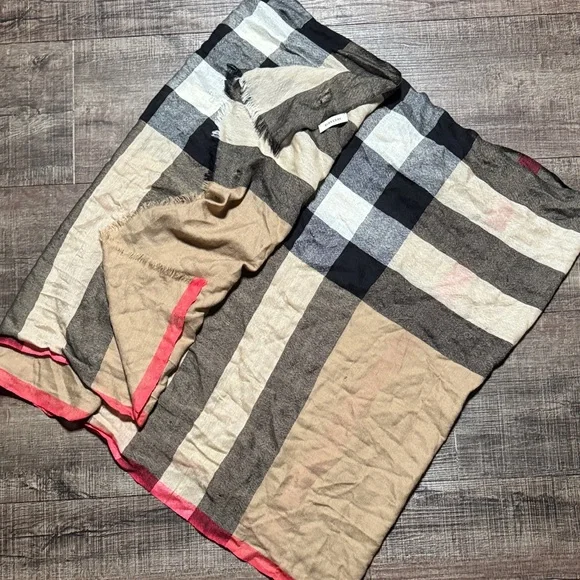 Burberry Check Cashmere silk scarf - Picture 9 of 10